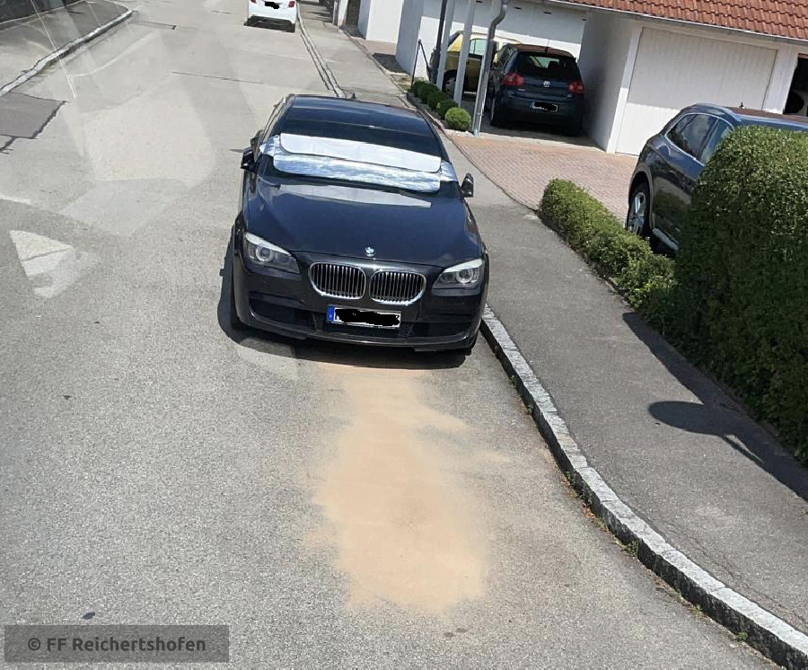 Ölspur, Öl auf Fahrbahn Ölspur, Öl auf Fahrbahn